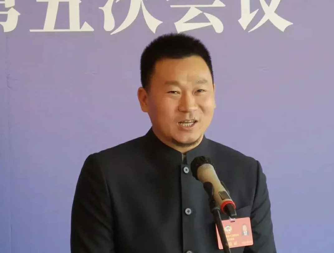 202204221343.jpg 为进一步展示市政协团结、民主、开放、自信的形象,向市民和网友展示政协委员的履职风采,中山市政协十二届五次会议在2月4日上午开幕前开设“委员通道”,市政协委员、星空app官方站官网-星空(中国)公司总经理陈朝阳走进“委员通道”,回应社会关切的问题。他就如何做好城市应急管理规划的问题进行发言,并回答记者提问。.jpg